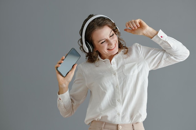 Positieve vrouw dansen op muziek