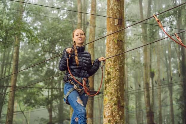 Positieve vrouw die haar vrije tijd doorbrengt in het avonturenpark