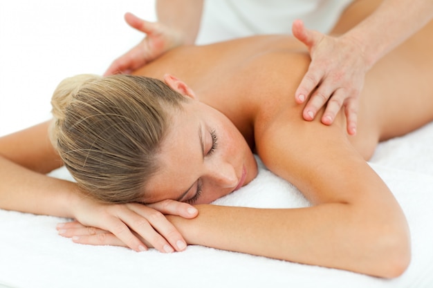 Positieve vrouw die van een massage geniet