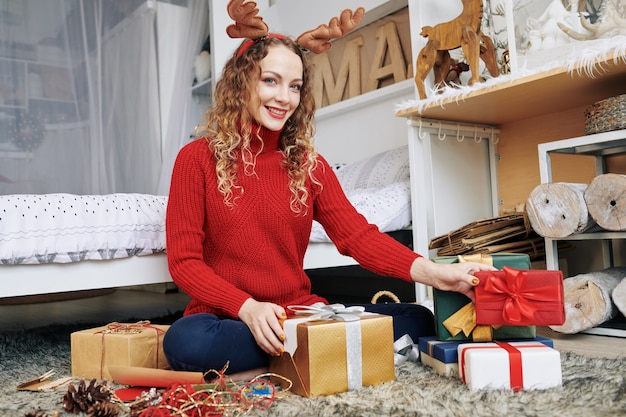 Positieve vrouw inpakcadeautjes