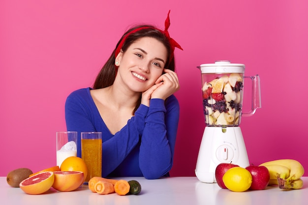 Positieve vrouw met vrolijke gelaatsuitdrukking