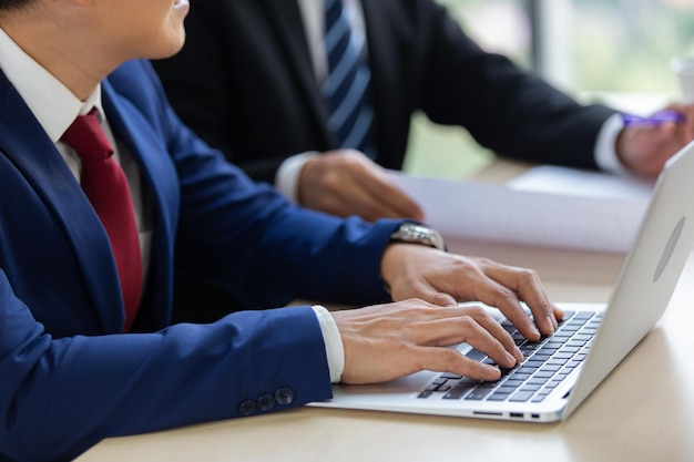 Positieve zaken Close-up werkende laptop gebruiken.