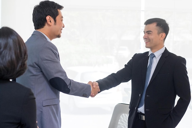 Positieve zakenpartners die elkaar de hand schudden