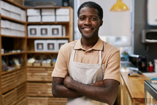 Positieve zwarte bakkerijarbeider