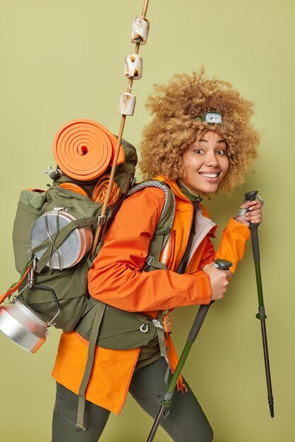 Позитивная активная женщина-туристка гуляет с треккинговыми палками с рюкзаком, возвращается после путешествия, собирается устроить пикник в горах, одетая в повседневную одежду, походы по лесной тропе счастливый турист в помещении
