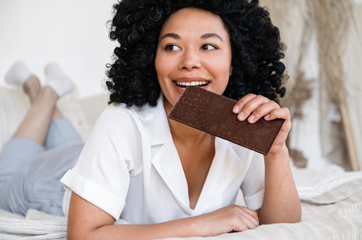 Photo positive afro american woman with chocolate in hand