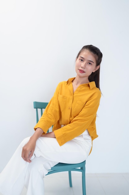 긍정적 인 아시아 젊은 사업가 여성 백색 배경