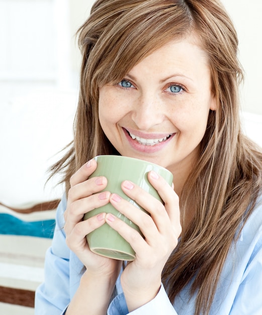 Photo positive attractive businesswoman holding a cup