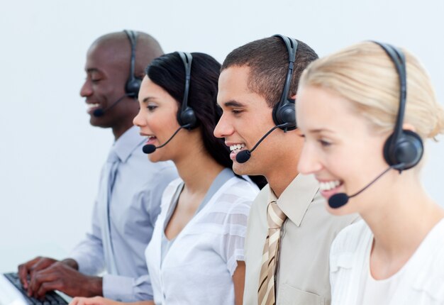 Foto gente di affari positiva che lavora in un call center