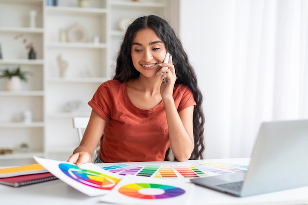 Photo positive creative millennial indian woman freelancer working from home