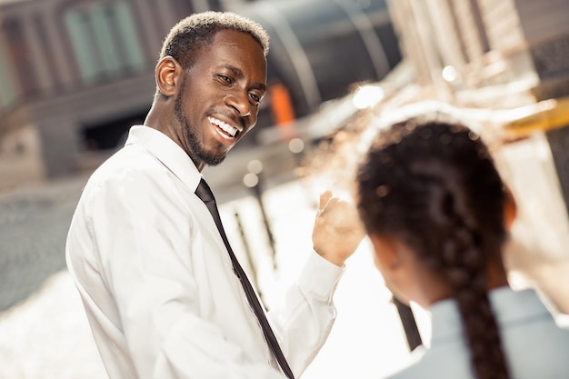 Positivo uomo felice che parla con suo figlio