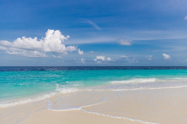 Позитивное энергетическое пляжное небо, расслабляющий природный ландшафт. Тропический, средиземноморский узор, морские волны