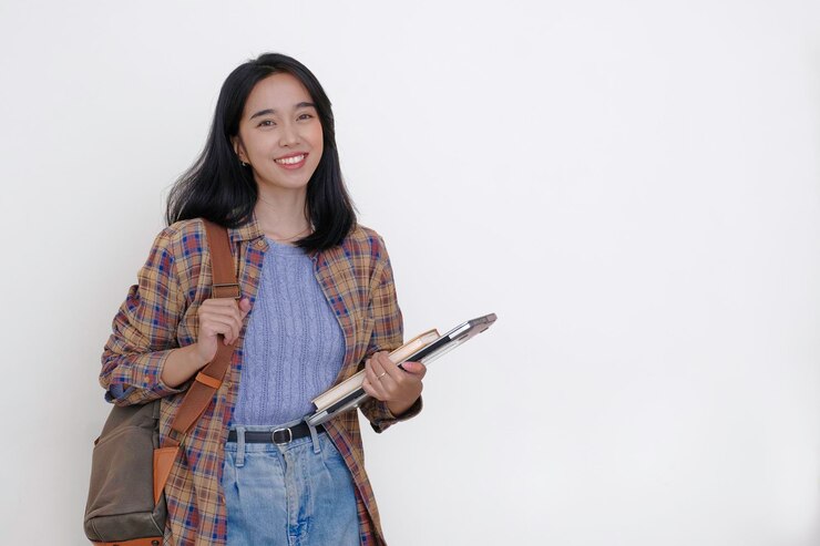 Photo 大学への準備をしている若いインドネシアの女性学生のポジティブな顔の表情