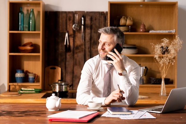 Responsabile indipendente positivo che lavora a casa