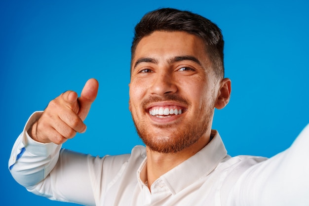 Photo positive handsome hispanic businessman showing thumb up gesture