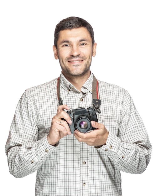 Foto uomo bello positivo in camicia a quadri, sorridente e scattare foto con la fotocamera vintage