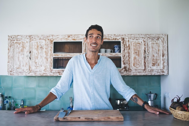 Foto uomo positivo che va a cucinare in cucina