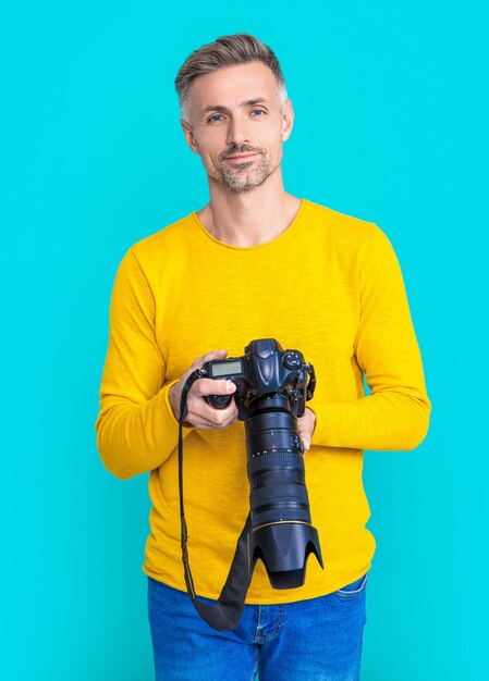 Positive man photographer with camera on background photo of man photographer with camera