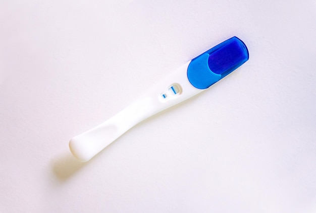 теста на беременность с двумя полосками на столе