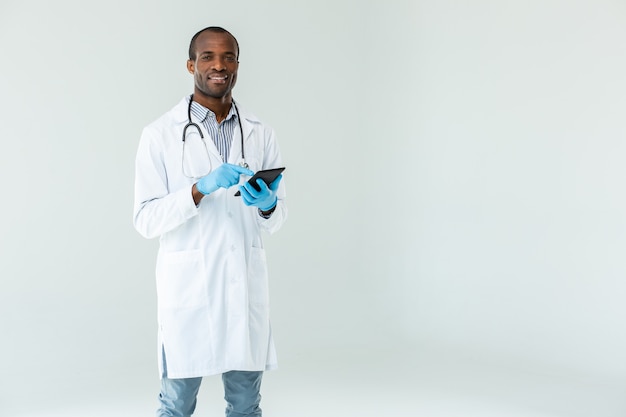 Photo positive professional physician smiling while being involv3d in work