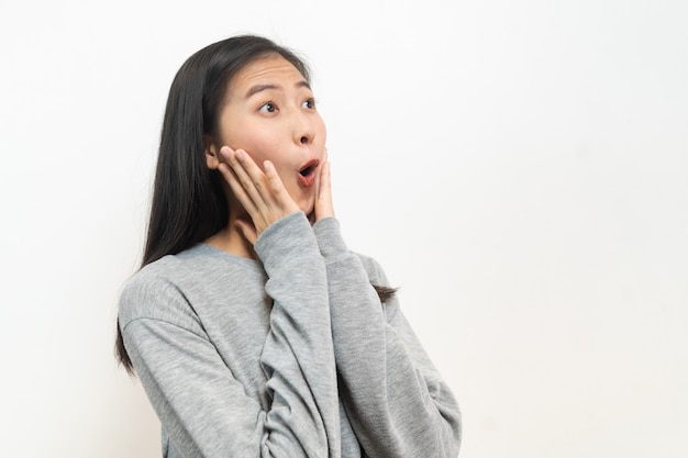 Foto emozione positiva del fronte sconvolto di giovani donne asiatiche.