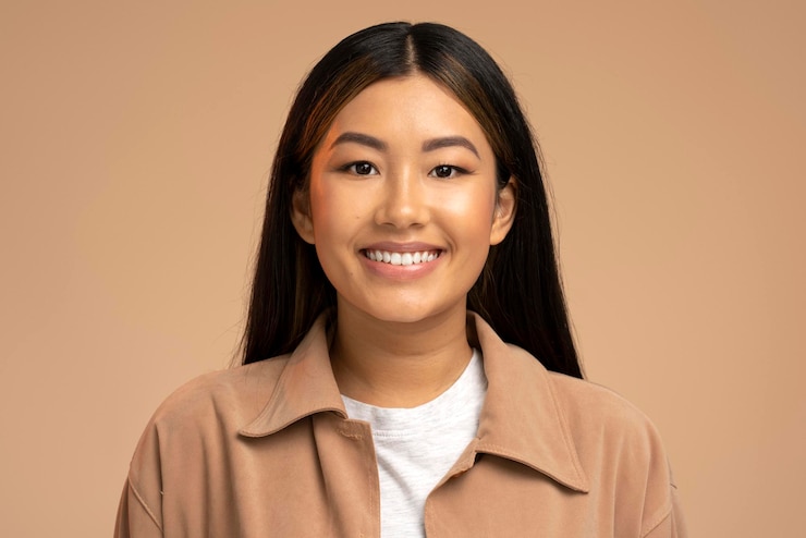Photo positive successful woman standing with toothy smile looking happy and content