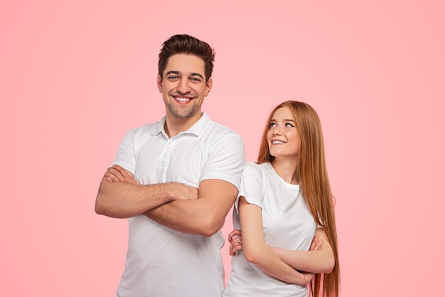 Photo positive young couple with crossed arms