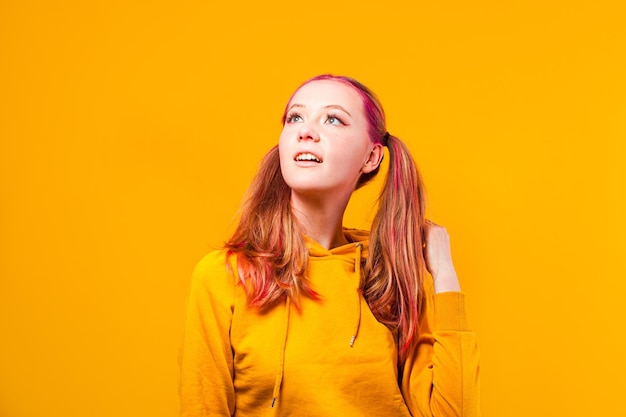 Photo positive young woman soaring in the clouds