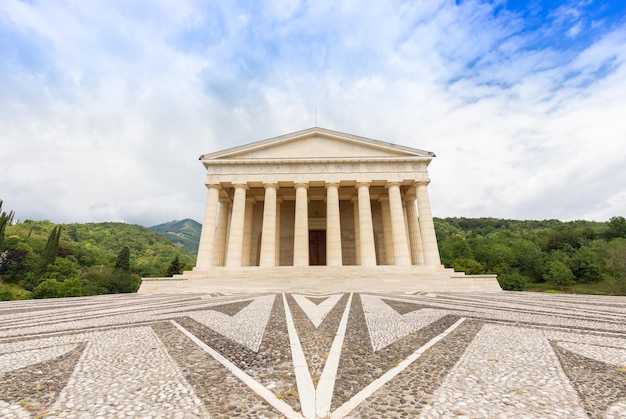 Поссаньо Италия Храм Антонио Кановы с классической колоннадой и экстерьером дизайна пантеона