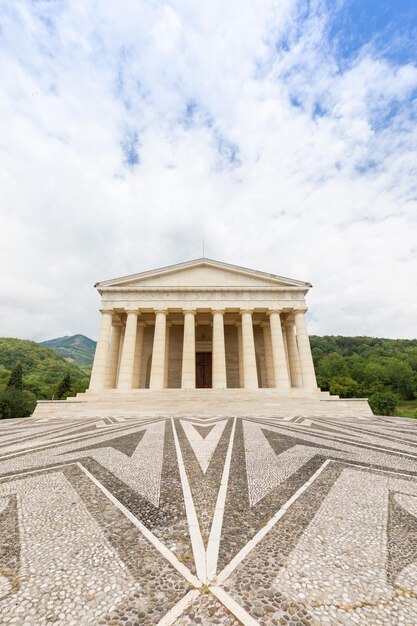 Foto possagno italia tempio di antonio canova con colonnato classico e panteone esterno