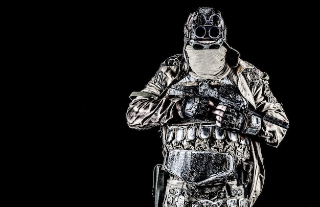 Post-apocalyptische wereldbandiet of plunderaar, overlevende van nucleaire rampen, veteraan stalker in gezichtsmasker en zonnebril, handwerk lamellaire pantser, gewapend met handgemaakt pistool, geïsoleerd op zwarte studio shoot