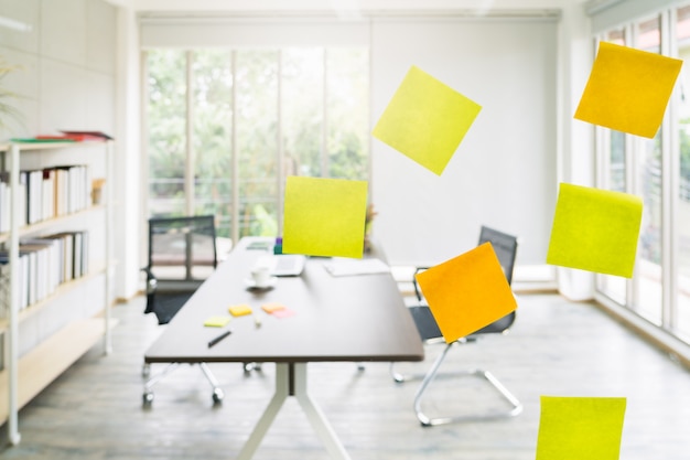 Post-it note papar op glazen bord in projectbureau