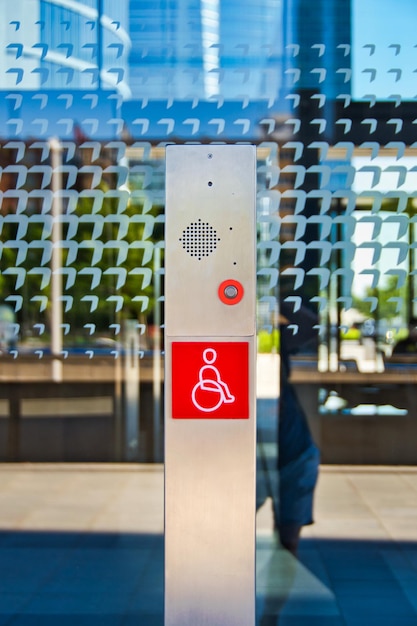 Foto postazione con citofono per aiutare i disabili all'ingresso di un edificio