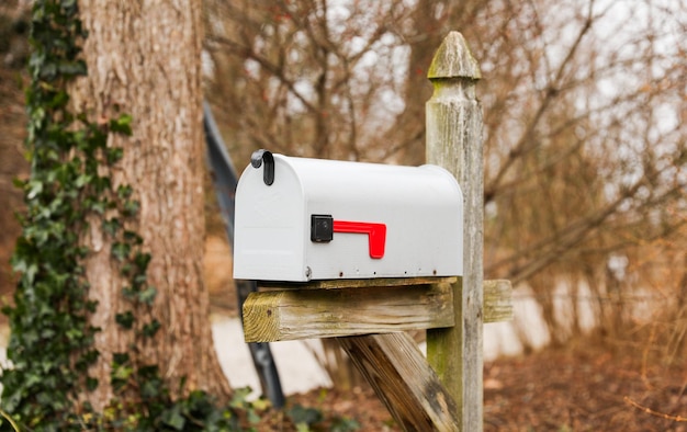 Foto postbus buiten een voorstedelijk huis dat communicatie en verbinding symboliseert