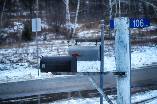 Foto postbussen op een met sneeuw bedekt veld in de winter