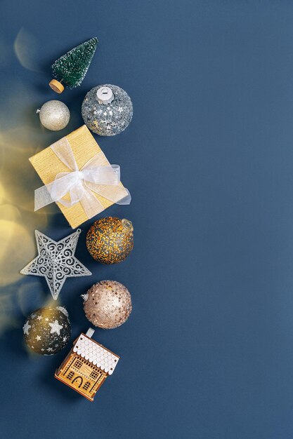 Дизайн открытки С праздником С Рождеством и Рождеством поздравительные открытки разнообразные рождественские украшения на синем фоне с местом для текста ваших поздравлений