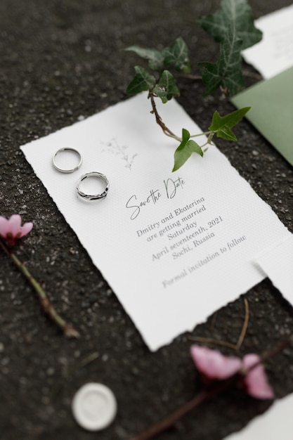 Фото Открытка-конверт и открытка на свадебную печать на фоне с травой и мхом