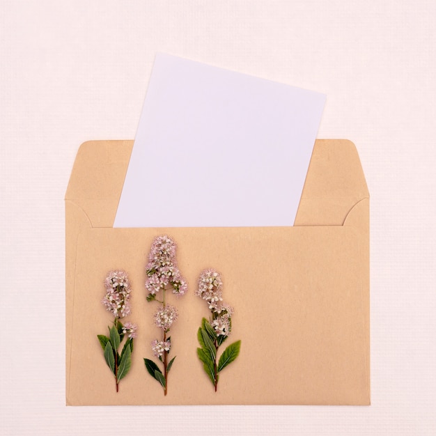 Foto cartolina con un mazzo di fiori di campo in una busta con spazio per le copie