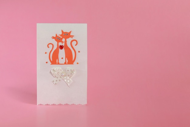 Photo a postcard with cats in love and a heart on a pink background the concept of valentines day march