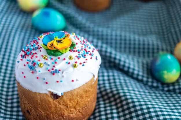 부활절 빵이 있는 엽서 장식이 있는 케이크 봄 축제 2022 Kulich 행복한 부활절 날 케이크 건포도 기독교 전통을 위한 공간 텍스트 복사 공간 흰색 배경