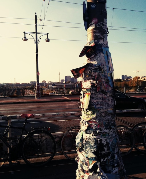 Foto poster su pali da biciclette in città