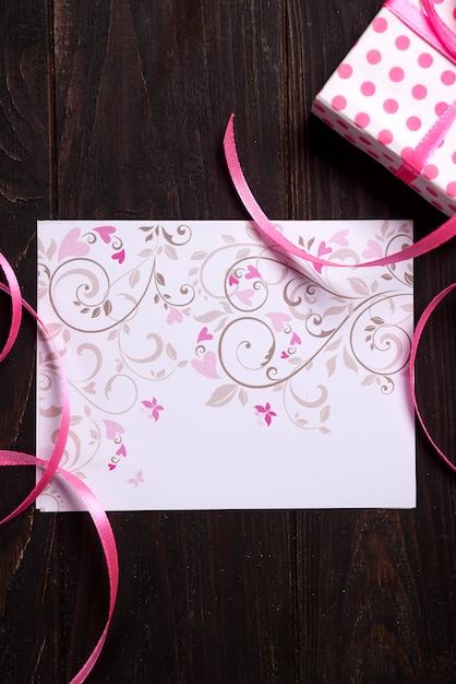 postkaart roze hart en geschenkdoos