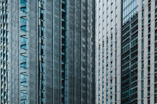 Postmoderne kantoorgebouwen met glazen gevel