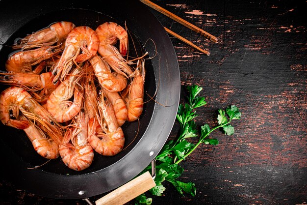 Photo pot of cooking shrimp with parsley