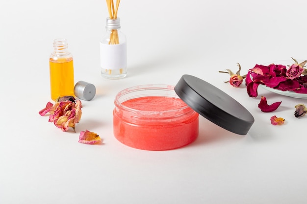 Pot cosmetische bodyscrub met rozenblaadjes Natuurlijke cosmetica Huiscosmetica