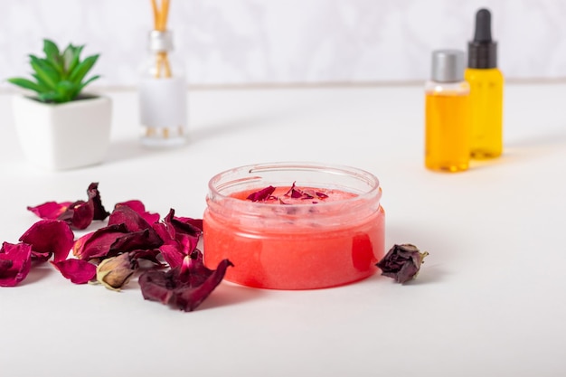 Pot cosmetische bodyscrub met rozenblaadjes Natuurlijke cosmetica Huiscosmetica