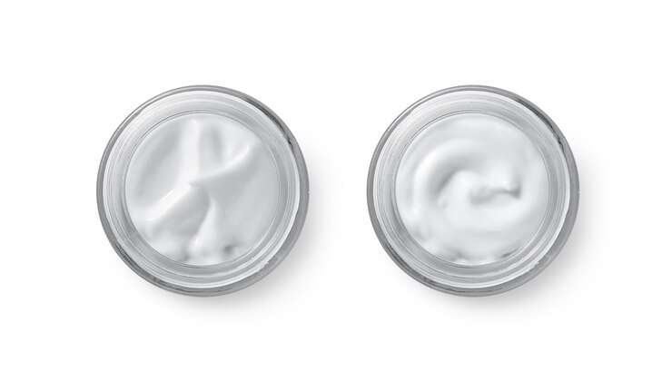 Pot cosmetische crème geïsoleerd op wit