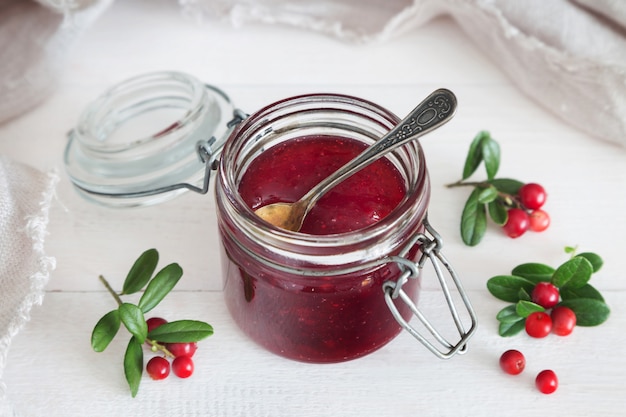 pot cranberry jam met een lepel