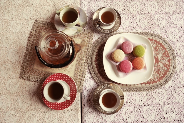 Foto una pentola e una tazza di tè con amaretto