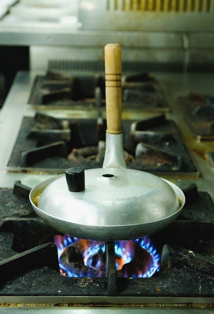 Foto pentola di cibo che bolle sul fornello a gas